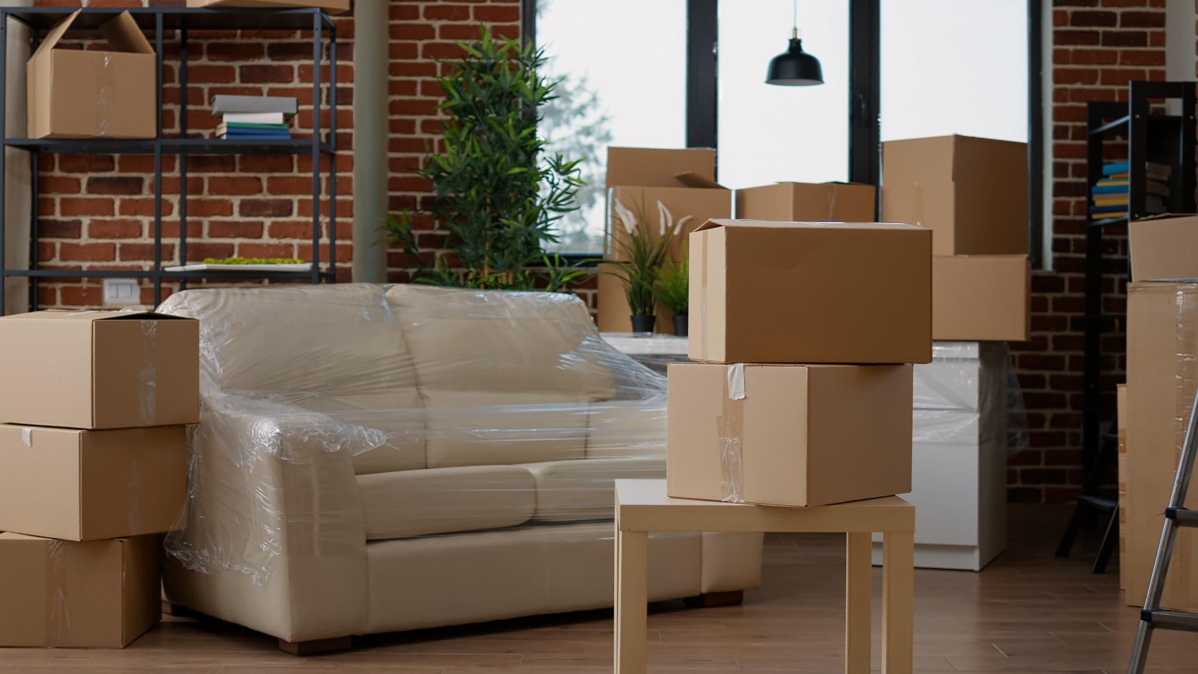 Umzugskartons in einem leeren Wohnzimmer